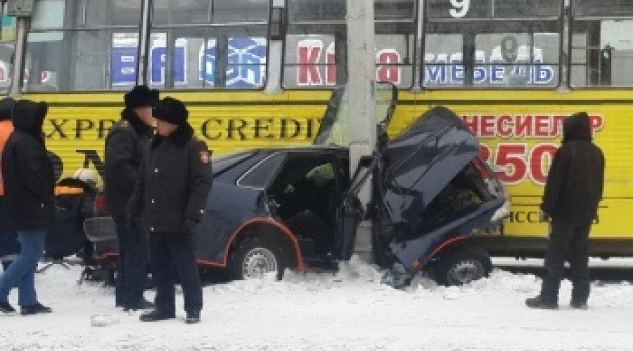 В Усть-Каменогорске автомобиль буквально разрубило на две части после столкновения с трамваем