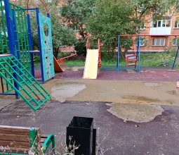 Детская площадка в ужасном и опасном состоянии