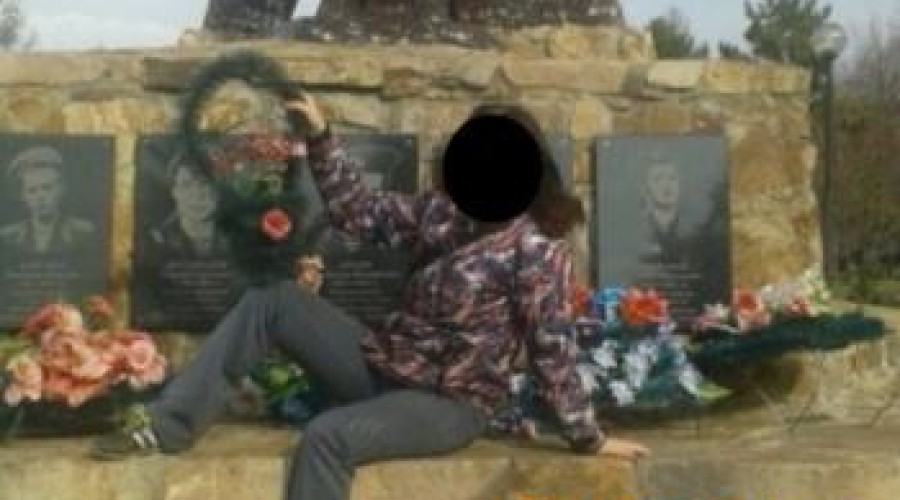В Риддере героине непристойных снимков с памятником афганцам присудили штраф в 15 тысяч тенге
