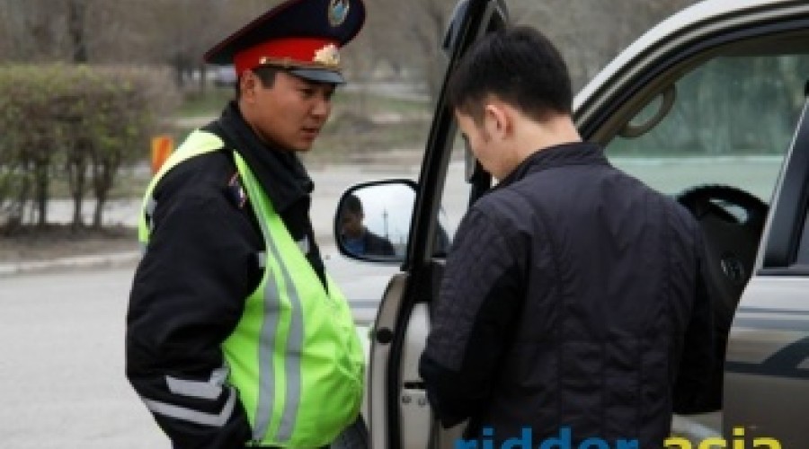 Инспектор полиции после остановки авто должен подойти к водителю немедленно - МВД