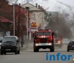 Пожарные Усть-Каменогорска локализовали огонь на крыше одного из корпусов УМЗ