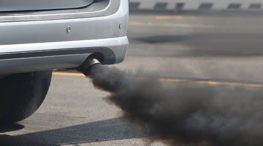 Правительство рассматривает запрет использования всех подержанных автомобилей в Казахстане. За загрязнение воздуха собственники машин будут платить до 1,4 млн тенге штрафа. 