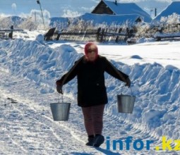 Жители села в ВКО пьют из одной реки со скотом