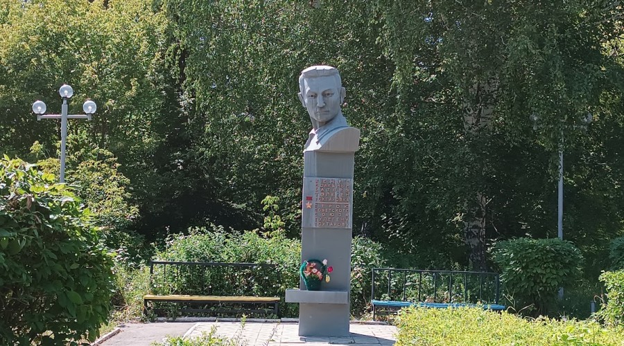 Памятник Тулегену Тохтарову