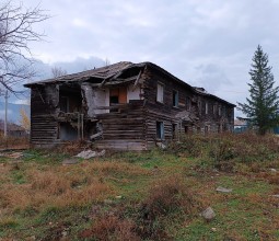 Опасные руины деревянного дома на ГРП