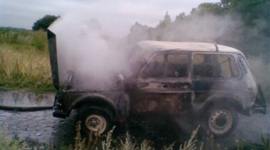 В Риддере огонь с подожженного автомобиля перекинулся на стог сена