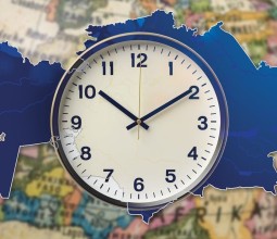 В ВКО требуют возмещения ущерба от перевода часов. Даже встреча с учеными не изменила мнение жителей Восточно-Казахстанской области о том, что смена часового пояса пагубно отразится на их здоровье.