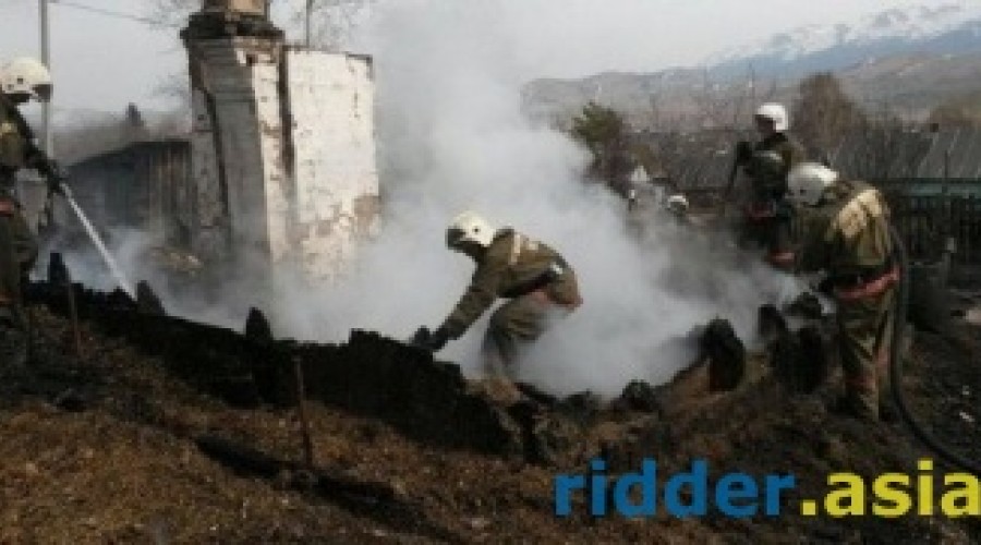 Три жилых дома пострадали из-за степного пожара в Риддере