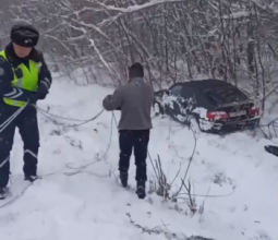 В ВКО полицейские помогли вытащить авто из кювета, а потом «наказали» водителя