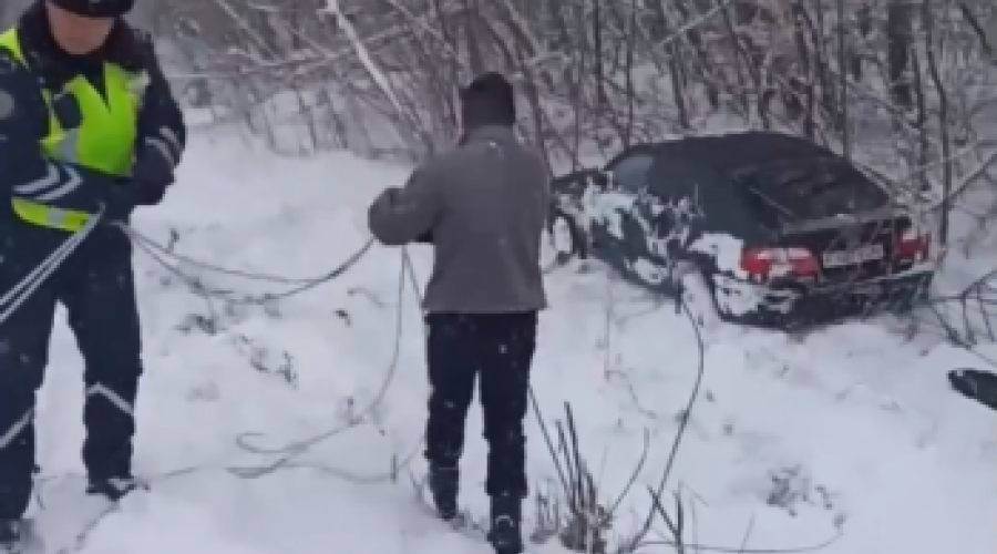 В ВКО полицейские помогли вытащить авто из кювета, а потом «наказали» водителя