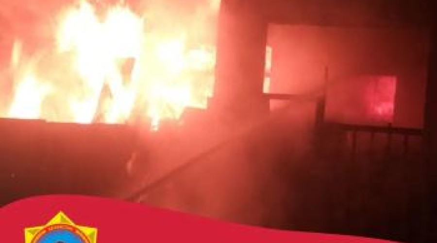 Случайные прохожие спасли супругов из горящего дома в Риддере