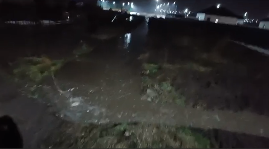 Ручей в Риддере поднялся и подтопил постройки. Чтобы спасти микрорайон, воду пустили по дороге.