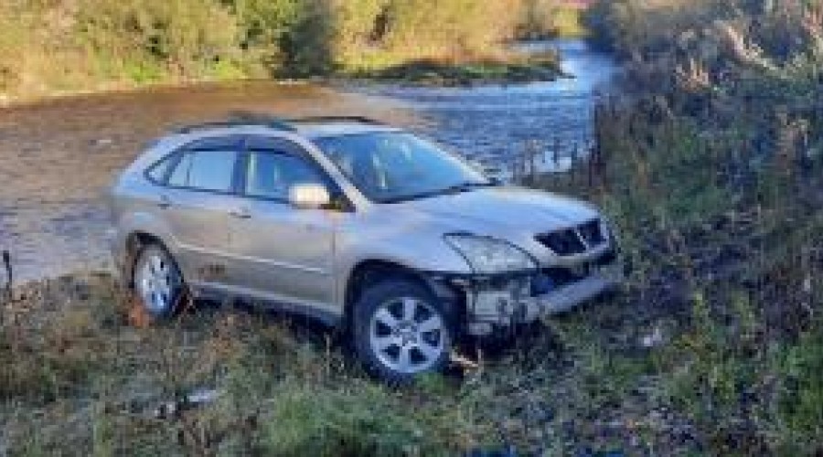 Пьяный водитель в Риддере вылетел за пределы трассы на Гоголя - Семипалатинской и перелетел через Хариузовку, сбив дорожный знак