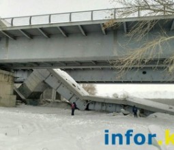 Двух человек спасают сотрудники ЧС на обломившемся Иртышском мосту.