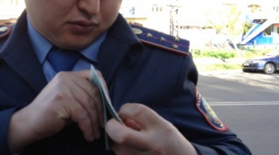 Казахстанская полиция сможет отбирать техпаспорта у нарушителей