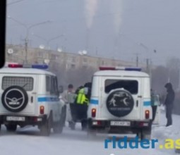 В Усть-Каменогорске полицейские силой вытащили из машины водителя, отказавшегося выходить добровольно