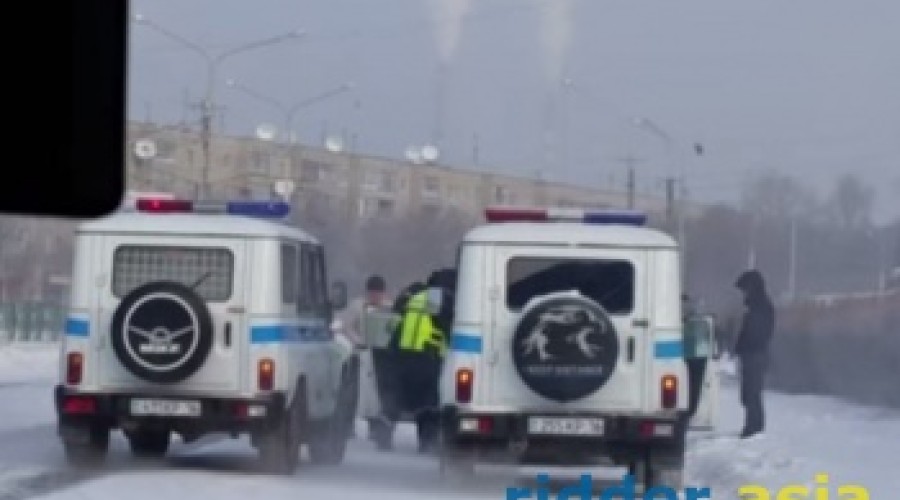 В Усть-Каменогорске полицейские силой вытащили из машины водителя, отказавшегося выходить добровольно