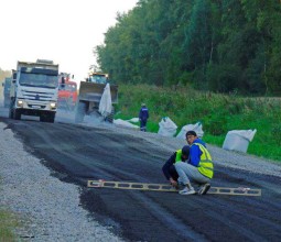 А дорога серою лентою вьется…