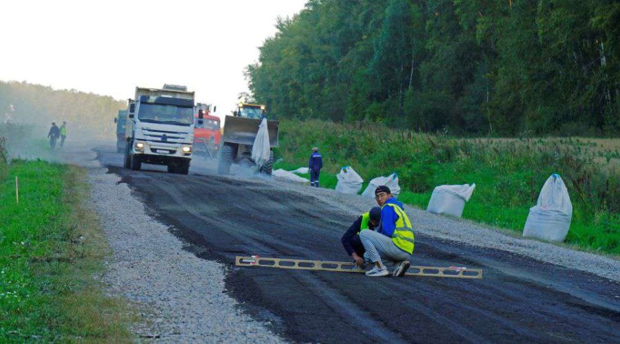 А дорога серою лентою вьется…