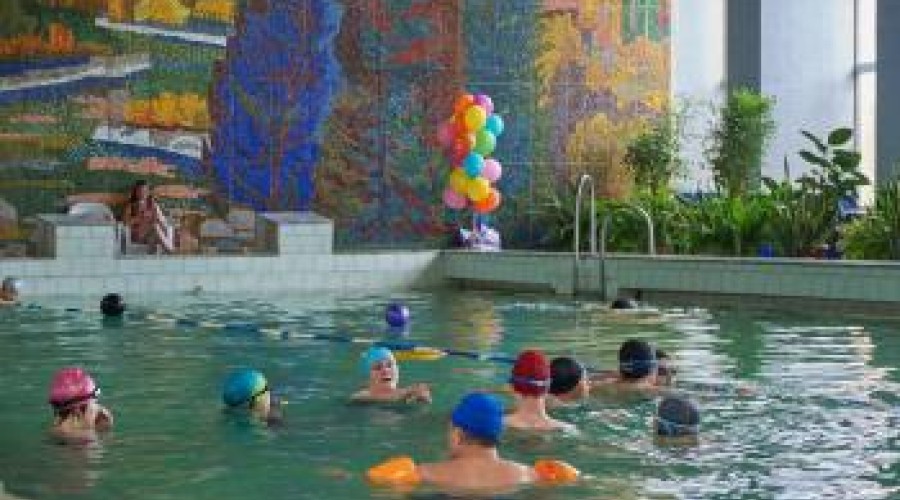 «Казцинк» оплатил занятия по плаванию для особенных детей и подростков