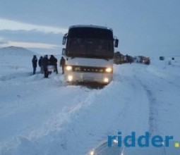 Схватки начались у пассажирки автобуса, застрявшего в снегу в ВКО