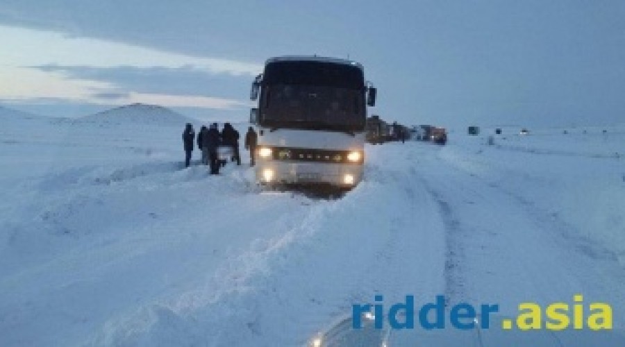 Схватки начались у пассажирки автобуса, застрявшего в снегу в ВКО