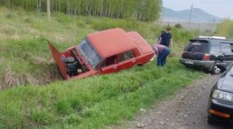 На трассе Усть-Каменогорск – Риддер легковой автомобиль слетел с дороги