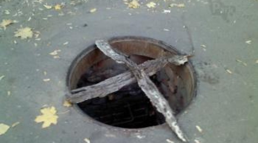 В Риддере на канализационных люках почти не осталось чугунных крышек