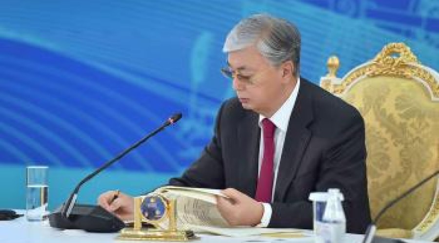 Токаев перевел топ-чиновников и акимов Астаны, Алматы, Шымкента и областей в статус ИО