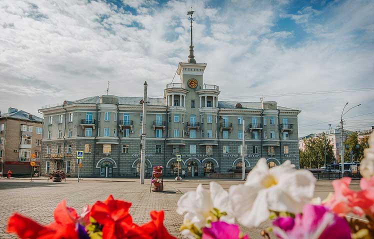 Казахстанские журналисты почтили вниманием мемориальный комплекс в Барнауле