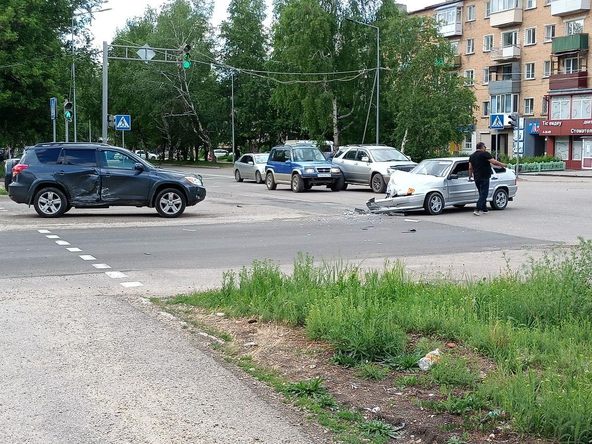 Автомобиль серьезно пострадал в аварии сегодня в Риддере на Гоголя - Гагарина