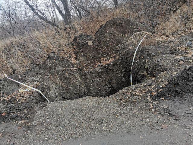 Месяц стоит неограждённая яма на ул. Алтайской с трубой внутри