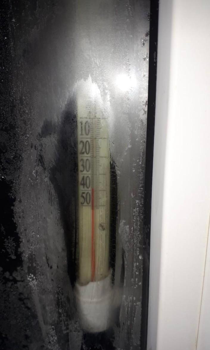 Температура в Риддере сегодня ночью упала ниже -41 градуса, у некоторых горожан лёд на вторых стёклах окон