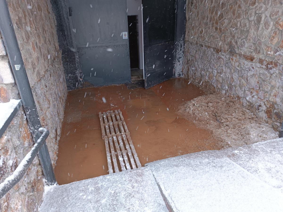 Затопило 0 этаж ТД "Зангар" в Риддере вчера вечером
