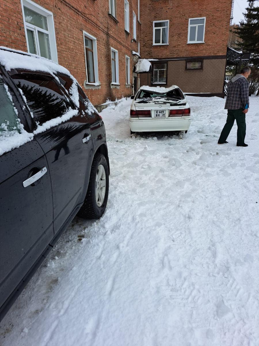 Машину практически раздавило сошедшим с крыши дома льдом в Риддере
